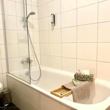 Flat 8 Apartment *